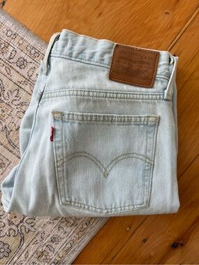 Levi's premium light wedgie 27x28, like new